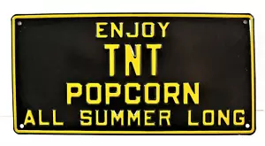 Letrero de metal en relieve largo de palomitas de maíz Enjoy TNT de colección sin usar stock de tienda - Imagen 1 de 2
