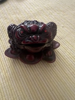 Estatuilla estatua china de resina de piedra roja Foto 1 de 2