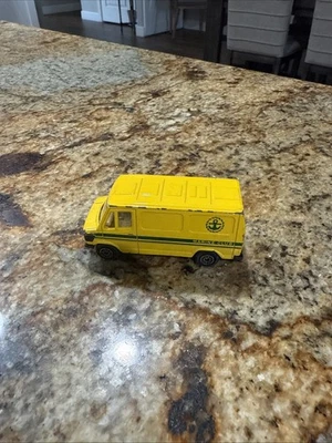 Furgoneta de carga de entrega Mercedes Benz T2 amarilla Marine Club 307D MC 1/64 Foto 1 de 4