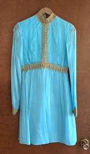 Vestido vintage hecho a mano para mujer talla pequeña turquesa con detalles dorados - Imagen 1 de 12