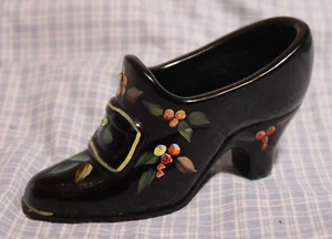 Ciabatta/scarpa in vetro Fenton Black Harvest Berry dipinta a mano da C. Smith - Foto 1 di 4