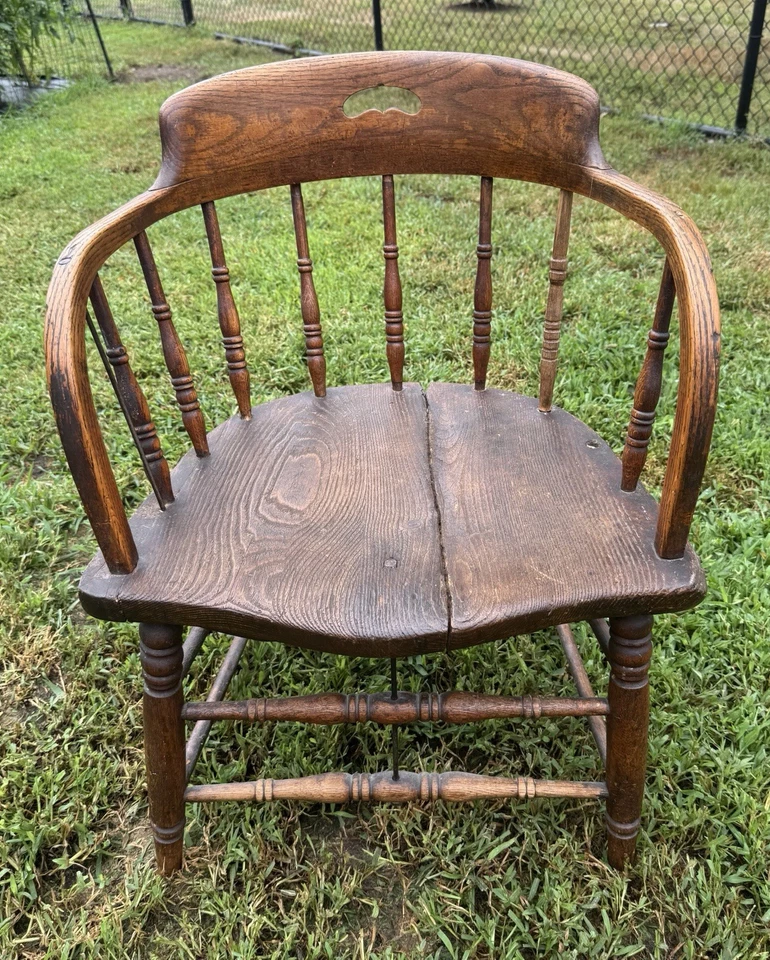 Silla antigua con respaldo de barril Capitanes de roble taberna Foto 1 de 4