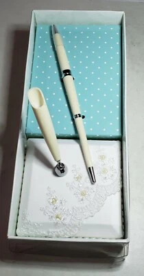 C.R. Pluma decorativa Gibson recepción boda con soporte sobre almohada de encaje pesado Foto 1 de 4