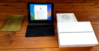 Apple Pad 9,7" 5. Gen. mit 32GB, Wi-Fi, Space grau, A1822 in OVP mit ... LESEN - Bild 1 von 4