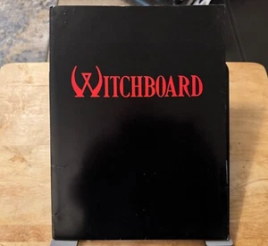 Kit stampa film WITCHBOARD 1986 con cartella e 6 foto in bianco e nero - Horror - Foto 1 di 6