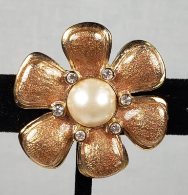 Broche de tono dorado de perlas esmaltadas de bronce/margarita rosa vintage Carolee Foto 1 de 4