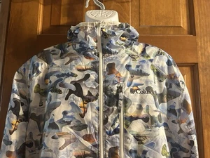 Chaqueta cortavientos ligera con estampado de camuflaje azul grande Columbia para hombre - Imagen 1 de 22