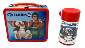 Scatola pranzo in metallo vintage Gremlins con thermos e etichette Aladdin 1984 nuova valida - Foto 1 di 8