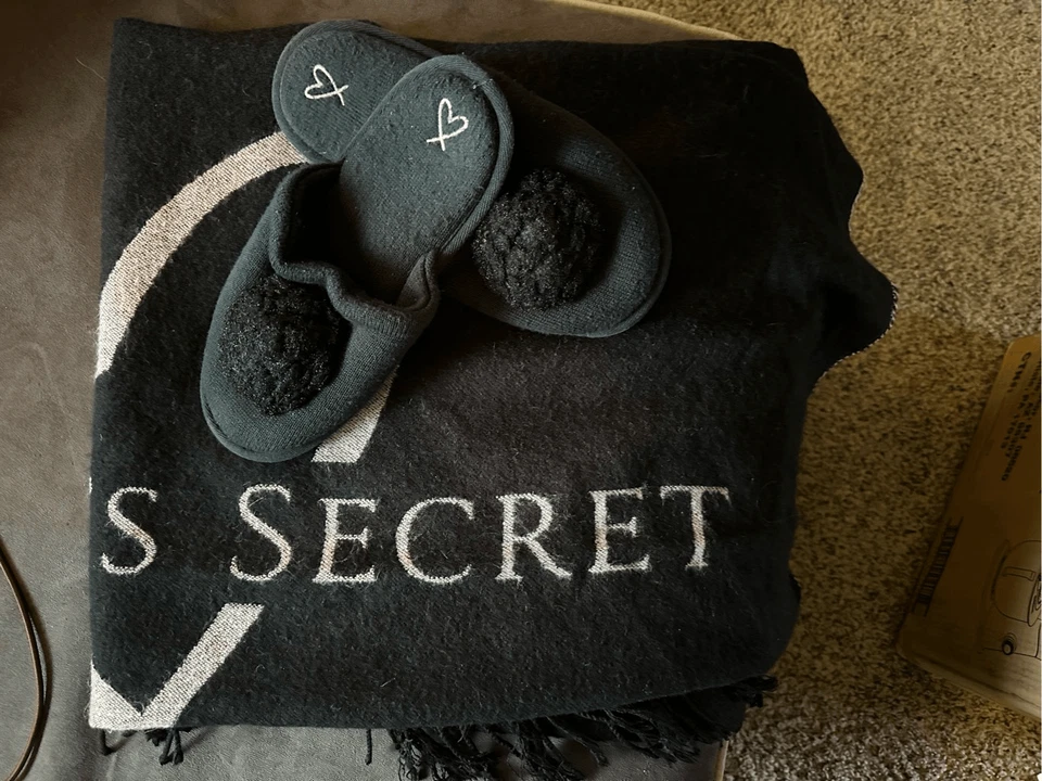 Victoria Secrets paquete, manta grande y zapatillas Foto 1 de 4