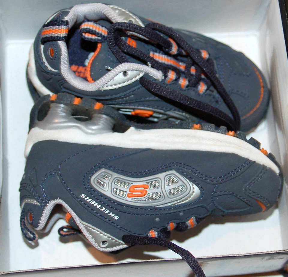 Nuevo Skechers Bebé Niños Zapatos Atléticos de Encaje Talla 5 Azul Marino Naranja Foto 1 de 1