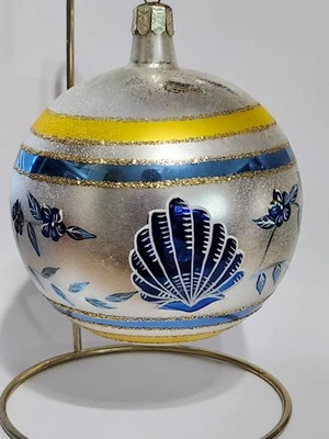 RARE HTF VTG RADKO XMAS HAND PAINTED SCALLOP SHELL BALL 1992 GLASS ORNAMENT - Image 1 of 4