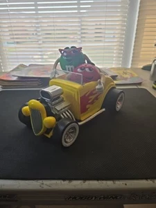 Dispenser caramelle M&Ms giallo Hot Rod Roadster con personaggi M&M rossi e verdi - Foto 1 di 1