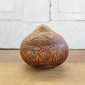 Hand Carved Peru Folk Art Gourd Box by Leoncio Veli Signed - Picture 1 of 8