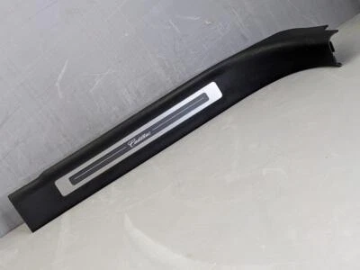 Placa de umbral trasero interior izquierda negra 84559157 OEM 2015-2020 Cadillac Escalade Foto 1 de 4