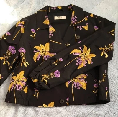 Chaqueta de seda Prada talla 40 usada Foto 1 de 4