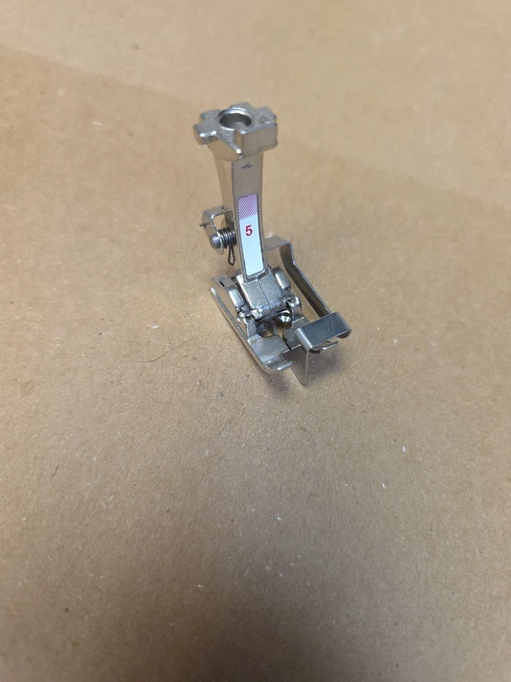 Pie de puntada ciega Bernina #5 con guía  Foto 1 de 4