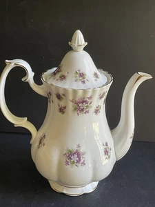 Tetera/cafetera de porcelana de hueso blanco violetas dulces Richmond Royal Albert de colección - Imagen 1 de 5