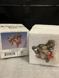 Charming Tails ~ PINE CONE PREDICAMENT Ornament 86/659 ~ Fitz & Floyd ~ - Bild 1 von 3