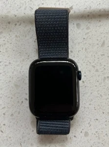 Apple Watch Series 9 45mm Aluminum Case GPS with Nylon Band - Photo 1 sur 3