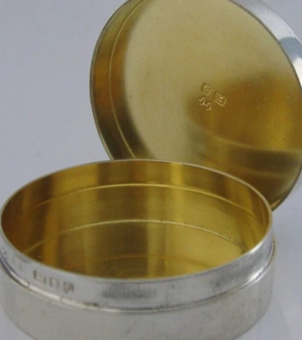 QUALITY ENGLISH SOLID STERLING SILVER PILL DESK BOX 1970 Cover