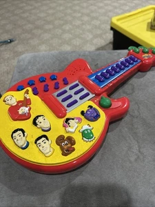 The Wiggles Red Gitarre Musik Songs & Sounds Spielzeug 2003 Spin Master FUNKTIONIERT SUPER! - Bild 1 von 2
