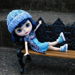 Blau weiß und glitzerndes Oberteil Strickmütze für Blythe - Webstuhl Strickpuppe Mütze - OOAK - Bild 1 von 3