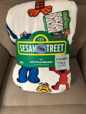 Cobertor de pelúcia novo com etiquetas personagens de rua Sesame 68x90" - Imagem 1 de 4