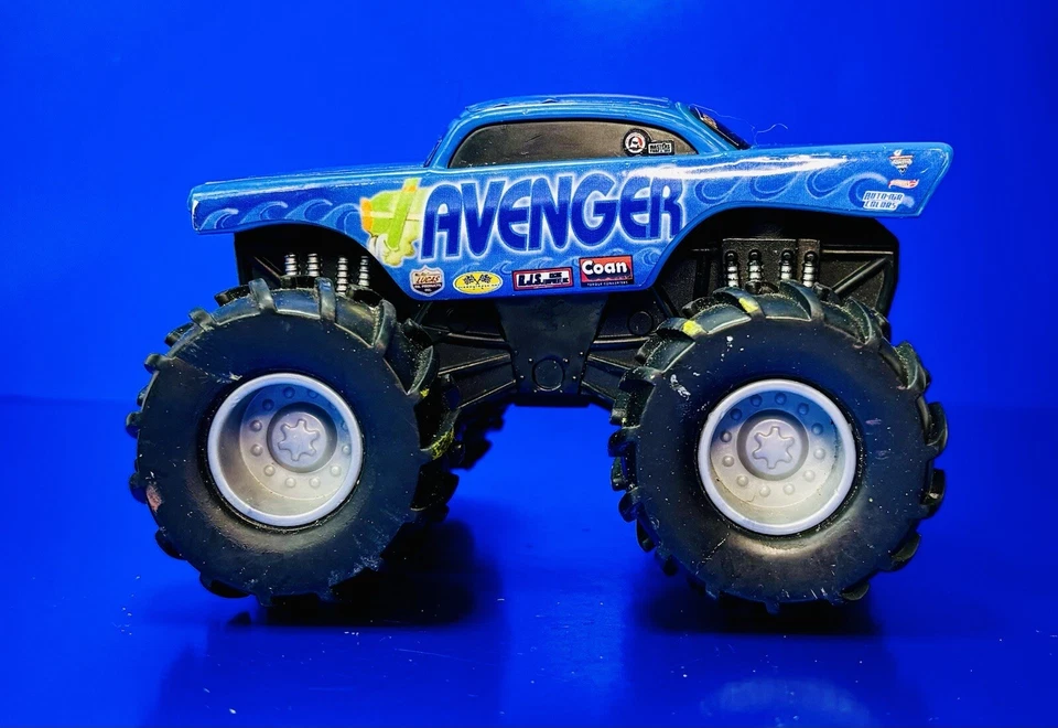 AVENGER MONSTER JAM HOT WHEELS REV TREDZ FRICTION ACTION BLUE PLASTIC 2010. - Image 1 of 4