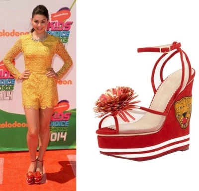 $1295 CHARLOTTE OLYMPIA visto em KIRA KOSARAN vermelho cereja TEAM SPIRIT Wedge SANDÁLIA - Imagem 1 de 4