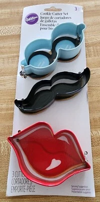 Juego de Cortador de Galletas Wilton 3 Formas Labios Rojos Bigote Negro y Gafas Azul Claro Foto 1 de 3