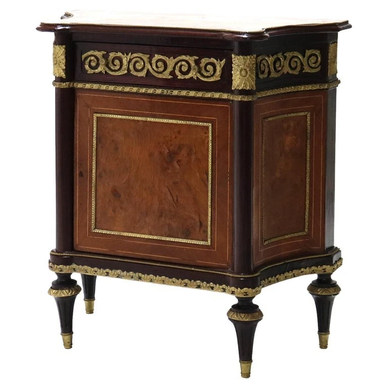 Французский боковой шкаф Louis XVI из палисандра, королевского дерева и ормолу 20 века - Изображение 1 из 4