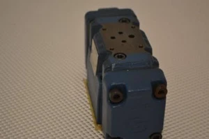 ONE USED REXROTH DIRECTIONAL SPOOL VALVE 4WEH10E44. - Picture 1 of 1