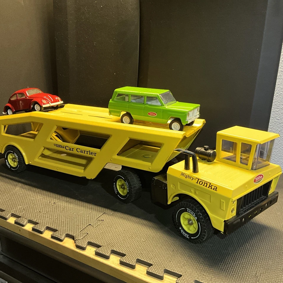 Vintage Mighty Tonka Car carrier 1968 w 2 Tonka Vehicles, Very Nice # 3990 - Image 1 of 4