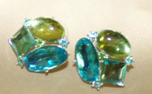 Vintage Avon Pierced Earrings - Picture 1 of 4