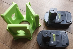 Soporte de batería "Click Fit" Triple Ryobi One+ montado en la pared - Imagen 1 de 9