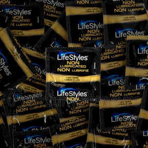 LifeStyles Non-Lubricated condoms * Dry * Premium latex * Ultra sensitive * - Picture 1 of 6