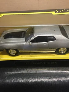 Road Signature 1:43 1971 Plymouth GTX / Silver with Black on Hood and Tail Fin - Picture 1 of 3