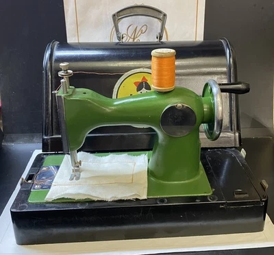 Mini máquina de coser vintage original de juguete para niños en estuche de baquelita URSS funciona Foto 1 de 4