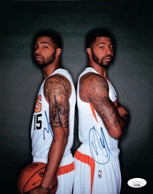 Foto autografiada 8x10 firmada por Markieff y Marcus Morris Phoenix Suns JSA VV63868 Foto 1 de 2