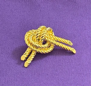 Joan Rivers signierte Liebesknoten Anstecknadel Brosche goldfarben verdrehtes Seil Vintage ca. 1 x 2 Zoll - Bild 1 von 8