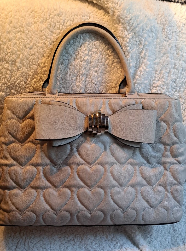 Precioso bolso de mano Betsey Johnson con lazo estructurado corazones bordados topo para damas Foto 1 de 4