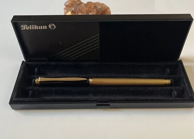 Caneta-tinteiro Pelikan nova clássica P380 com corpo banhado a ouro e média nova na caixa - Imagem 1 de 4