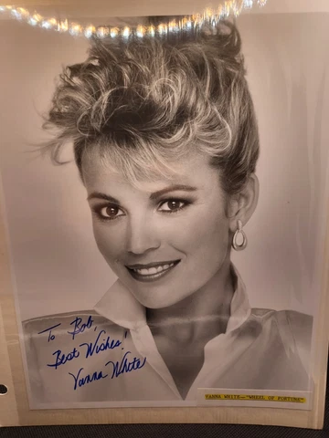 VANNA WHITE PICTURE AUTOGRAPH SIGNED NO COA Cover