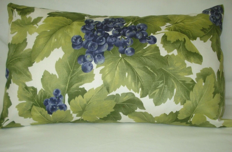 Funda de almohada con acento decorativo lumbar púrpura uvas 12"x20"  Foto 1 de 4