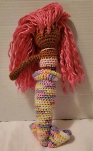 OOAK gehäkelte Meerjungfrau Stofftier Puppe Handarbeit Afroamerikanisch Langhaar - Bild 1 von 4