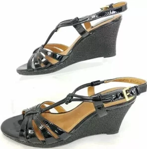 NEW Clarks Benedables~Fiddle Scroll~$95 Wedge T~Strap Black Leather Sandal 9.5W - Picture 1 of 4