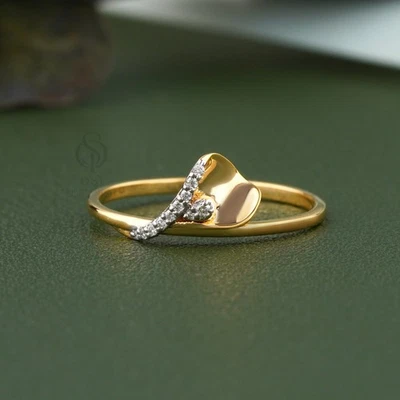 Anillo de diamantes cultivados en laboratorio ondulado dorado con elegante diseño de derivación curvada pavé Foto 1 de 4