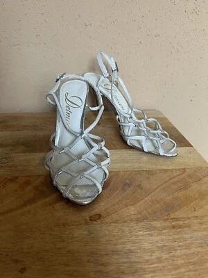 Tacones de cuero vintage Delman crema y plata años 70 tacones de discoteca con honda trasera  Foto 1 de 4