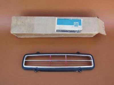 Chevrolet Monte Carlo 1970-1972 NOS OEM luz trasera lámpara bisel #3982426 en caja GM Foto 1 de 4