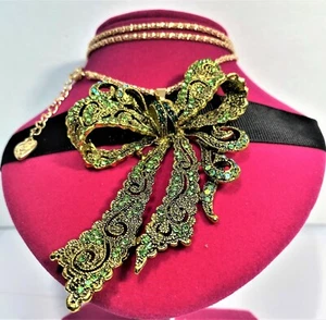 BETSEY JOHNSON BOW KNOT GOLD w/ GREEN CRYSTALS PENDANT WITH GOLD CHAIN & TAG - Picture 1 of 6
